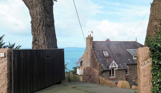 Beautiful private villa for 8 people with WIFI, TV and terrace