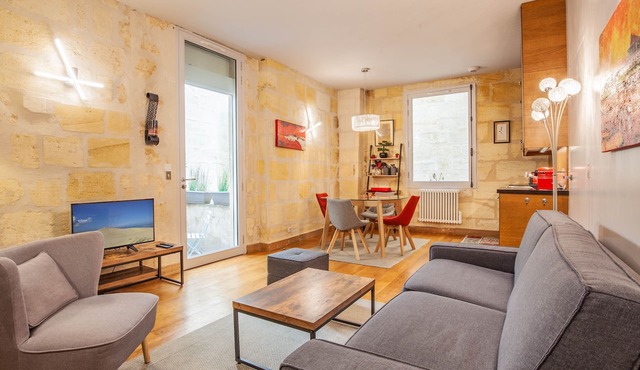 Beautiful stone flat for 4 in the Rue des Antiquaires