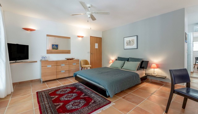 Bed and Breakfast 'Chambre D'hôtes - Les Hirondelles' with Shared Pool, Wi-Fi and Air Conditioning