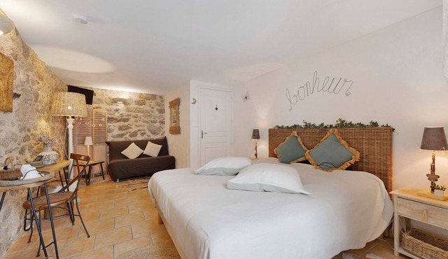 Bed and Breakfast 'Chambre Bonheur' with Shared Garden and Wi-Fi
