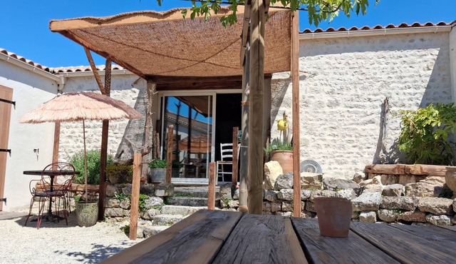 Bed and Breakfast 'Chambres D'hôtes La Marouette 1' with Shared Terrace and Wi-Fi