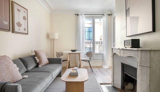 Blueground | Hotel de Ville, close to mall & Seine