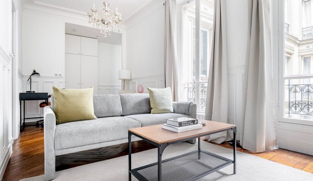 Blueground | Le Marais, elev, nr Rue Rambuteau