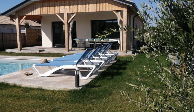 Bourg d'Hourtin, new house with pool and garden near the lake.