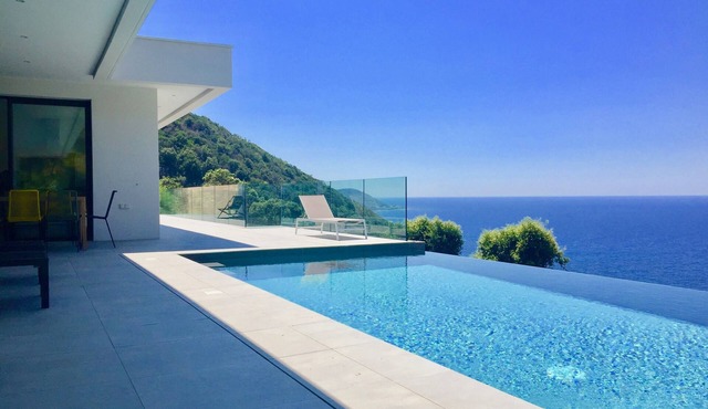 Breathtaking contemporary villa with sea view and maquis access to the sea on foot