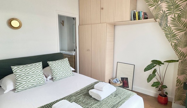 Bright studio, balcony & stunning Sacré-Cœur view
