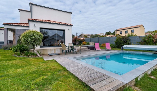 ‘By the Pool’ with Jacuzzi, Walk to Beach, Sleeps 8