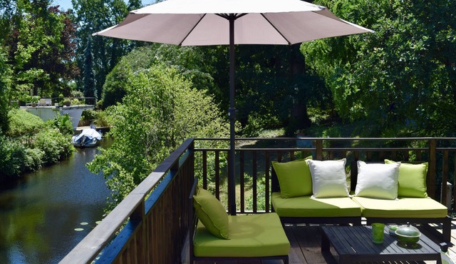 Cabin-style house on the Cazaux canal (15 min from Arcachon) with private pontoon
