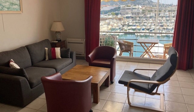 cannes - exceptional view. 90m². 3 or 4 vacationers.