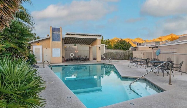 Casas Adobes Summer Townhouse | Pool & Hot Tub