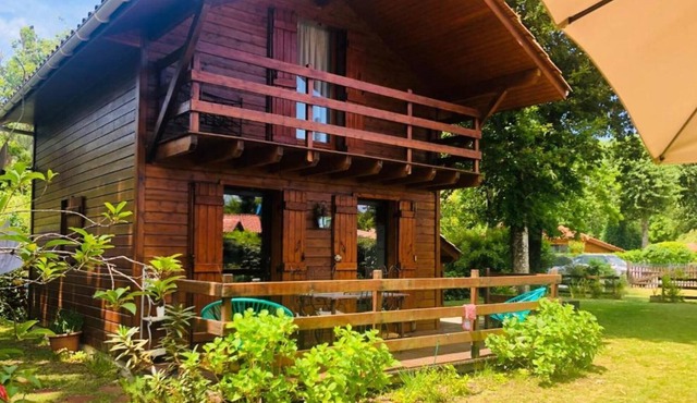 'Chalet des Ours La-Teste-de-Buch' with Shared Pool & Wi-Fi