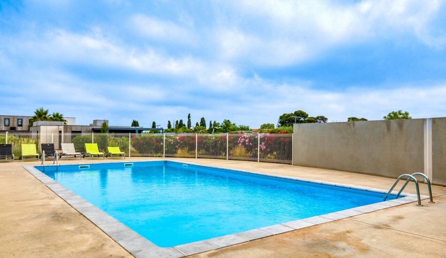 Chalet with Shared Indoor Pool, Terrace and Air Conditioning - Pomérols