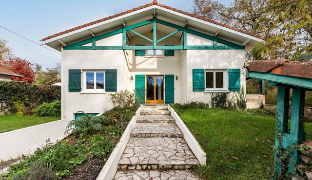 Chambres d’hôtes du Prieur with Shared Terrace, Garden, and Wi-Fi