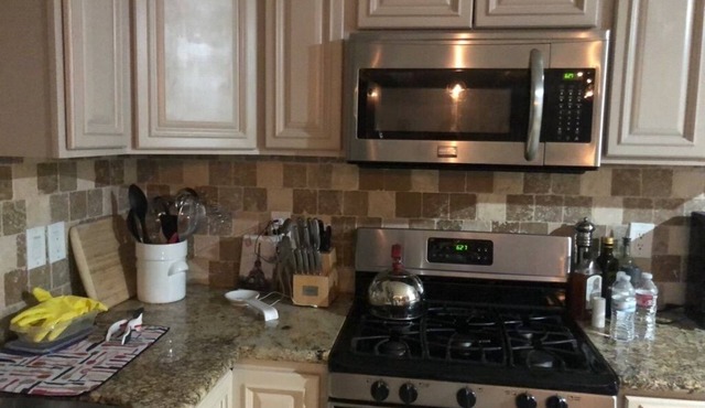 Charming 3-bedroom house, large fenced yard, gas fire Places, TV's, and WiFi
