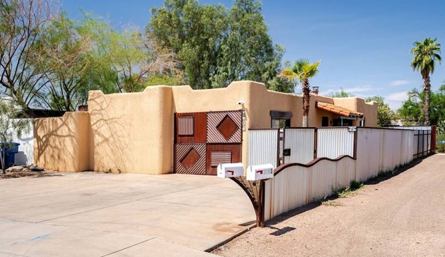 Charming 3-bedroom house in Central location/UofA bike path on Mountain