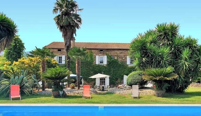 Charming stone house with heated pool in a 5000m2 estate