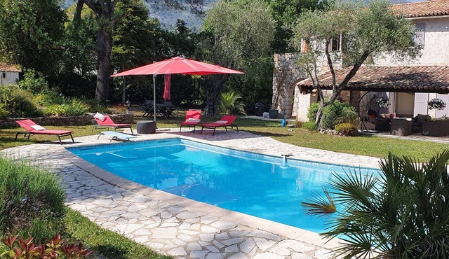 Charming house, near the forest, in a quiet setting, with a heated pool. Pets allowed