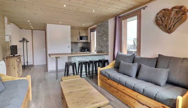 Charming renovated 2-room apartment with south balcony, pets allowed