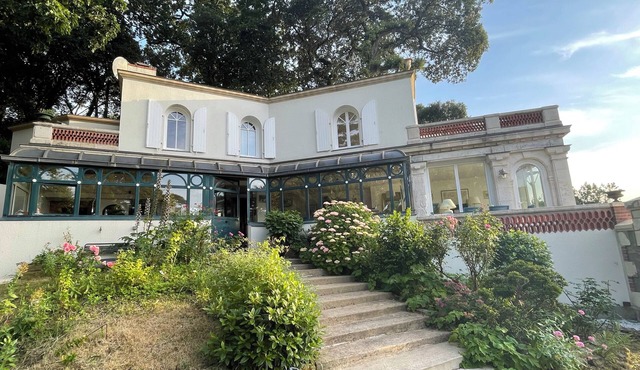 Charming villa sea view and castle .wifi, parking