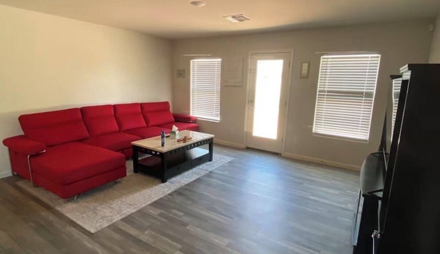 Clean & Cozy 3 bedroom 2 bathroom home