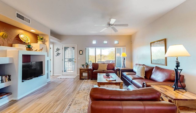 Colorful & art-filled condo with W/D, pool & hot tub