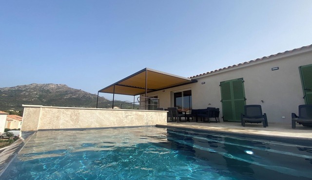 Comfortable 8-person villa with pool and sea view