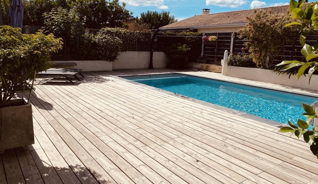 Completely renovated double farmhouse with swimming pool 10 mm from Bordeaux city center
