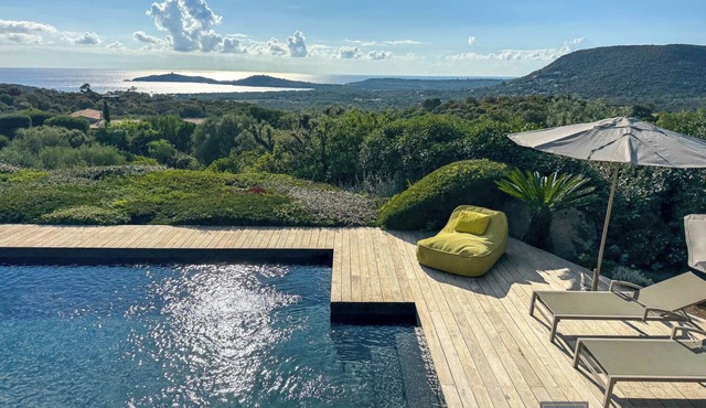 Contemporary 5-bedroom villa with magnificent sea view of the Genoese tower.