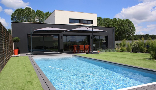 Contemporary house with swimming pool 2 minutes from Bordeaux