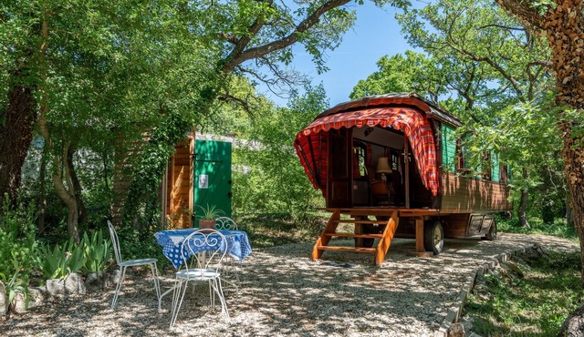 Cottage 'La Roulotte Authentique' with Private Terrace, Private Garden and Wi-Fi
