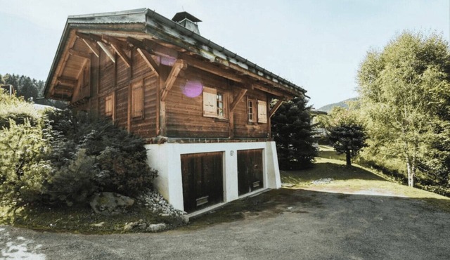 Cottage with balconies in Demi-Quartier