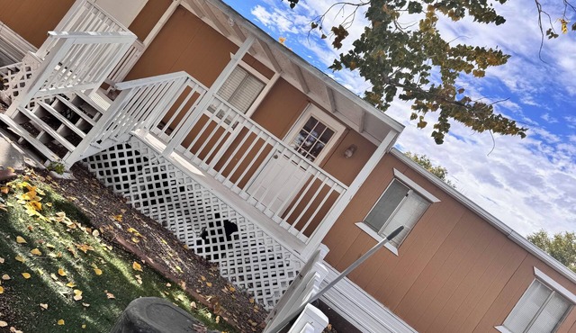 Cozy 2-bedroom mobile home with WiFi, AC in Kirtland.