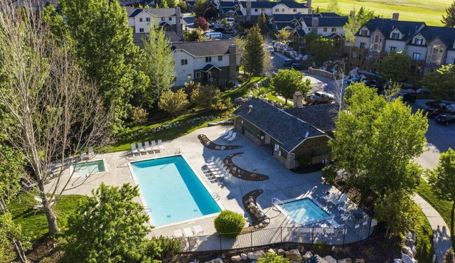 Cozy 3-bedroom/3-bathroom Ski & Bike Condo in Eden