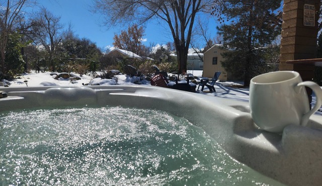 COZY HOME WITH LARGE SHADED BACKYARD. HOT TUB,CORN HOLE,FIREPIT,