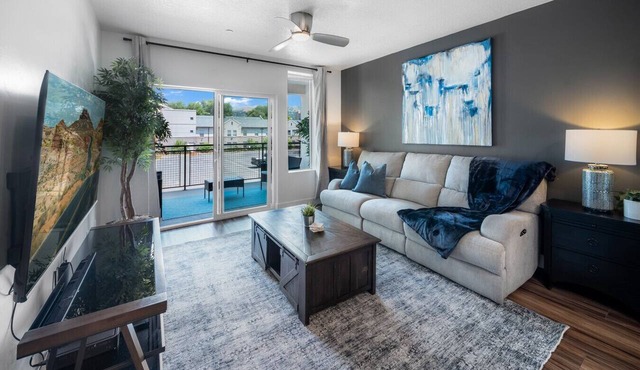 Deluxe Central 1BR 1BA Pool Hot Tub Gym Parking