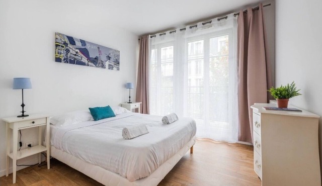 Disneyland Paris 3 minutes away, sleeps 8, 3 bedrooms.
