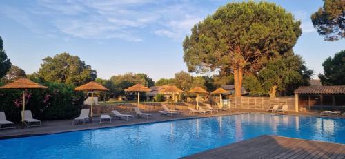 Eden Cala Rossa appartement 3 chambres et grande terrasse dans résidence hotelière Fiori di Cala Rossa à Lecci, avec grande piscine chauffée