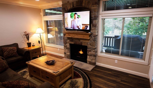 End of Summer Price Drop! Snowbasin Lakeside Luxury 3bd.Hot tub.Garage. 2300sqft