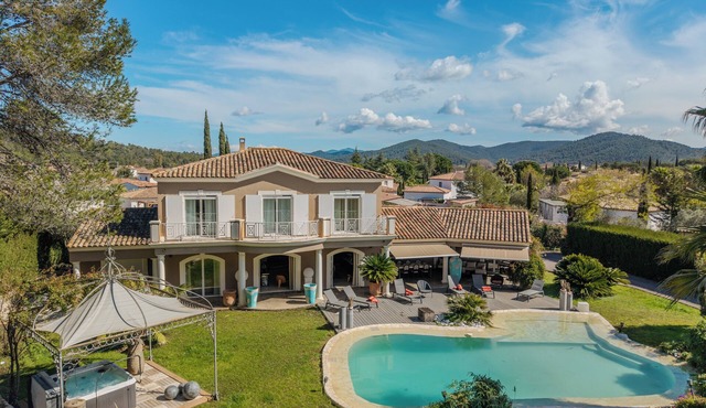 Exceptional house with swimming pool