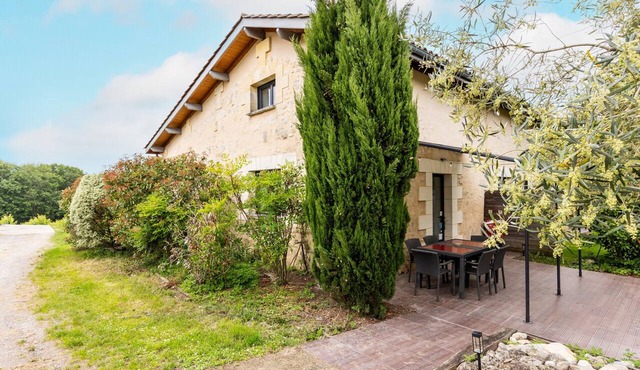 Gîte L'Ombrière with Shared Pool, Communal Terrace and Wi-Fi