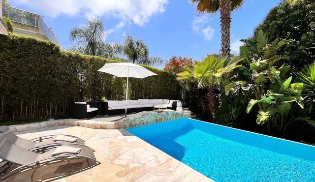 Gorgeous 4 bedroom villa with private, Heated pool, 10 min walk into Nice town