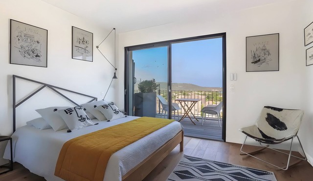 Guest Room “Chambre Atelier” with Sea View, Wi-Fi, and Air Conditioning