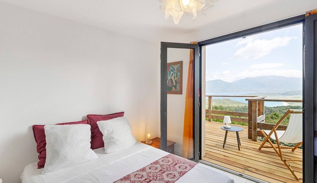 Guest Room "Chambre - Senetosa" with Sea View, Wi-Fi, and Air Conditioning