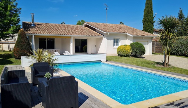 Heated swimming pool 4-star tourist accommodation 10mns walk from port Biganos