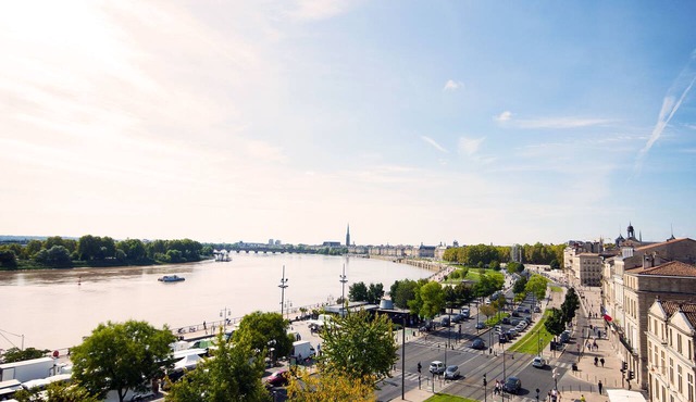 Historic center, a terrace over the city and the river, lift, A/C, parking.