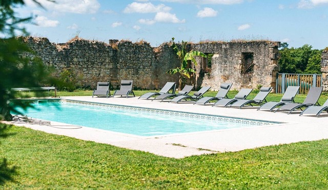 Holiday Home “Gîte Canteloup” with Shared Pool, Terrace and Wi-Fi