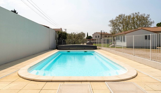Holiday Home 'Chalet En Provence' with Shared Pool, Wi-Fi and Air Conditioning