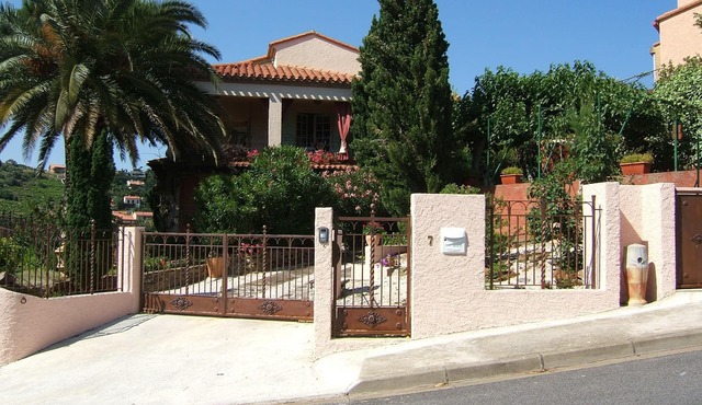 HOLIDAY IN A VILLA in Collioure, CHARACTER COUNTRY