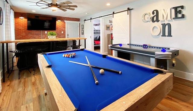 Hot Tub, Game Room, Only 2 Blocks from the Lake!