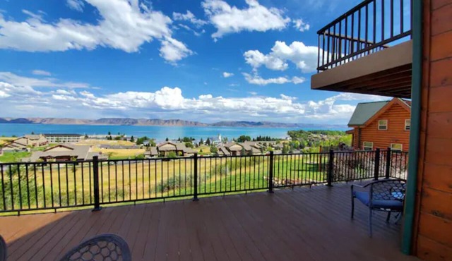 Hot Tub, Gorgeous Lake Views, Huge Decks, Pets ok!